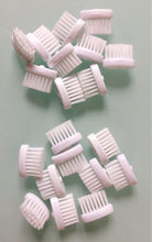 Charger l&#39;image dans la galerie, Recharges de brosse à dents enfant, 20 unités, à poils doux, pour l&#39;émail des dents de lait, dans un sac en Kraft écologiquement responsable.
