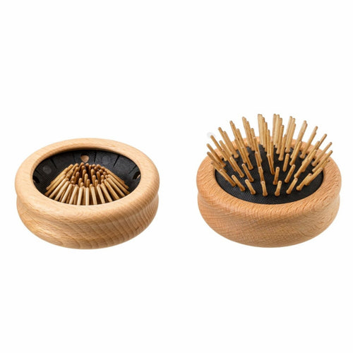 Brosse à cheveux en bois de hêtre naturel avec picots ronds, conçue pour le massage du cuir chevelu et l'artisanat de qualité.