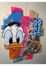 Charger l&#39;image dans la galerie, Pop art wooden wall art featuring Donald Duck, crafted from palette wood and vibrant comic elements.