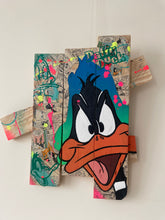 Charger l&#39;image dans la galerie, Contemporary pop art tableau featuring Daffy Duck on wooden palette boards with vibrant acrylic paint.