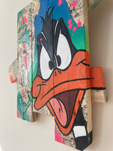 Charger l&#39;image dans la galerie, Contemporary pop art tableau of Daffy Duck on palette wood, vibrant colors and expressive design.