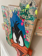 Charger l&#39;image dans la galerie, Contemporary pop art tableau of Daffy Duck on wooden palette boards with vibrant colors and acrylic paint.