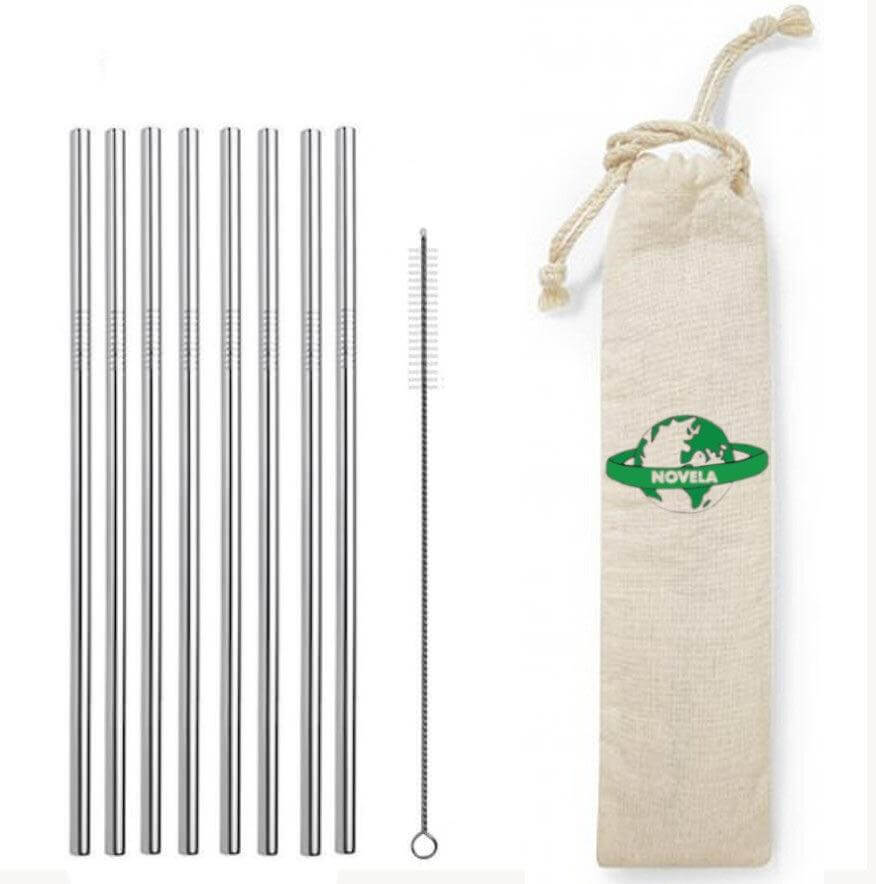 Lot de 8 pailles inox droites avec pochette et brosse de nettoyage pour une boisson éco-responsable.