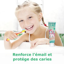 Charger l&#39;image dans la galerie, Enfant souriant brossant les dents avec dentifrice à la fraise pour renforcer l&#39;émail et protéger des caries.
