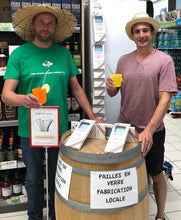 Charger l&#39;image dans la galerie, Deux hommes présentant des pailles en verre locales, un portant un chapeau de paille, avec des boissons dans les mains.